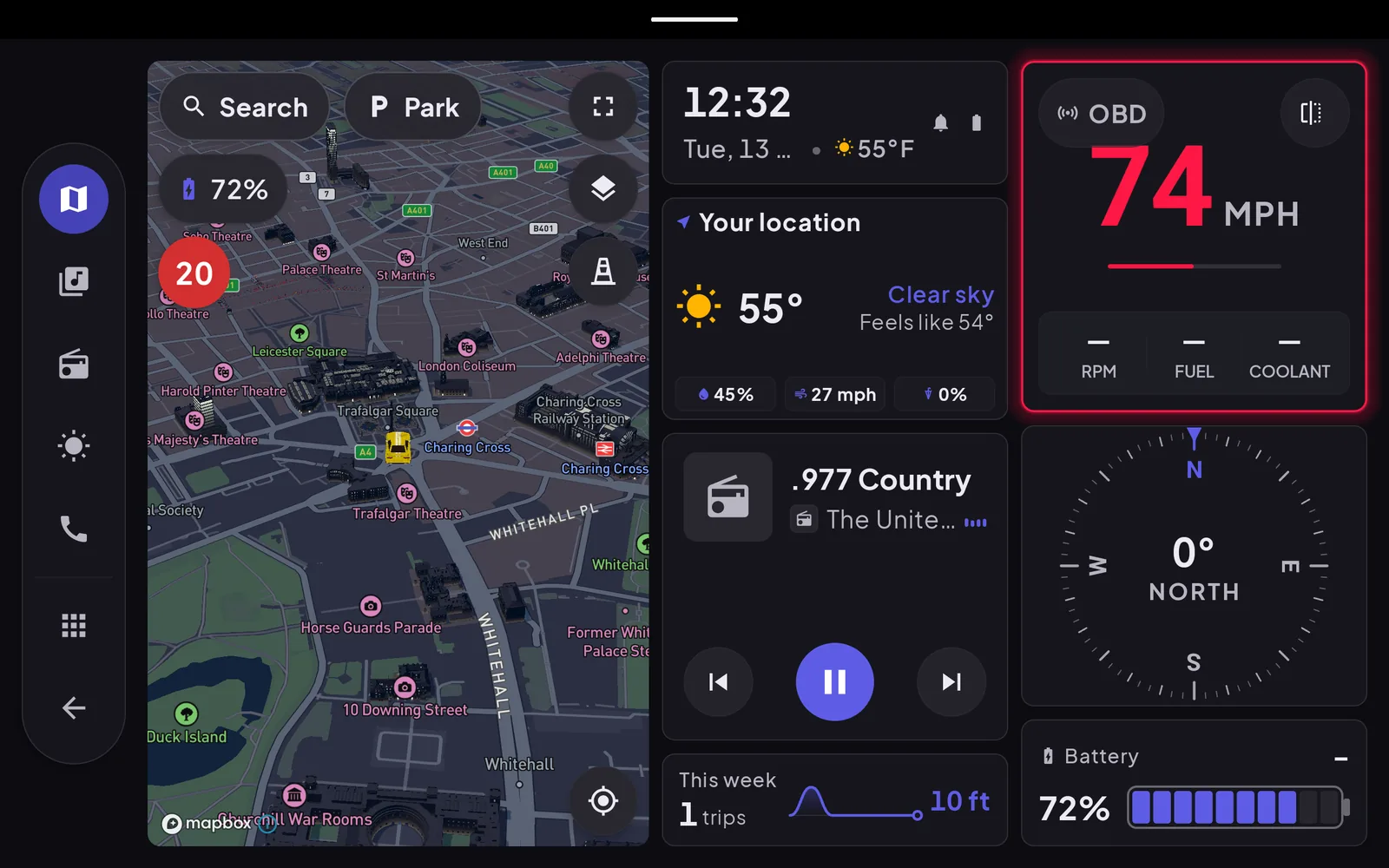 Cardashly-Cockpit im Design Midnight auf einem Tablet: Karte, Uhr und Wetter, eine rote OBD-Geschwindigkeitsanzeige mit 74 mph, Kompass und Akkustand